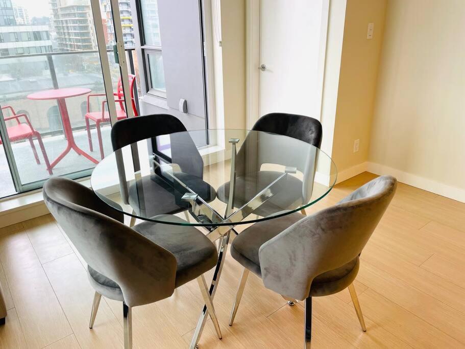 Lovely Downtown 2 Bedroom Condo With Free Parking Victoria Exterior photo